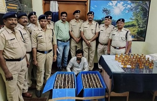 रेलवे सुरक्षा बल ने शराब तस्कर को पकड़ा, बड़ी मात्रा में शराब जब्त