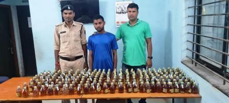 देशी शराब के साथ 1 गिरफ्तार