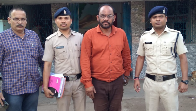 हॉस्पिटल के डायरेक्टर को धमकाकर लाखों की फिरौती मांगने वाला फर्जी अधिकारी गिरफ्तार