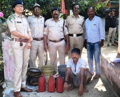 अवैध शराब के विरुद्ध कार्यवाही, बीस लीटर हाथ भट्टी महुआ शराब जप्त