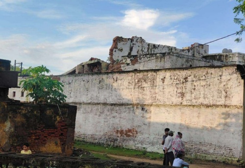 बड़ी खबर : जेल प्रशासन की बड़ी लापरवाही, दीवार फांदकर दो कैदी हुए फरार ...