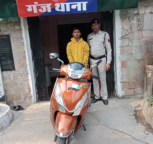 अपने ही साथियों के लाखों रुपए चोरी करने वाला गिरफ्तार