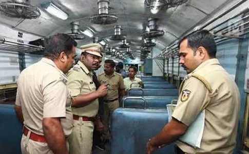 चलती ट्रेन में यात्री पर पेट्रोल डालकर लगाई आग, 3 की मौत, 8 घायल