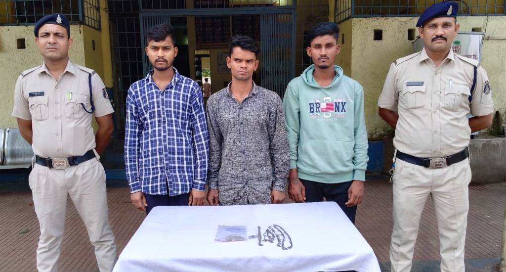 घर का ताला तोड़कर पार किए जेवरात, 3 चोर गिरफ्तार