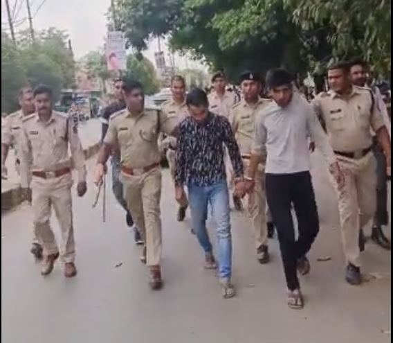 एनएसयूआई प्रदेश सचिव को मारी कैंची, पुलिस ने आरोपियों का निकाला जुलुस...