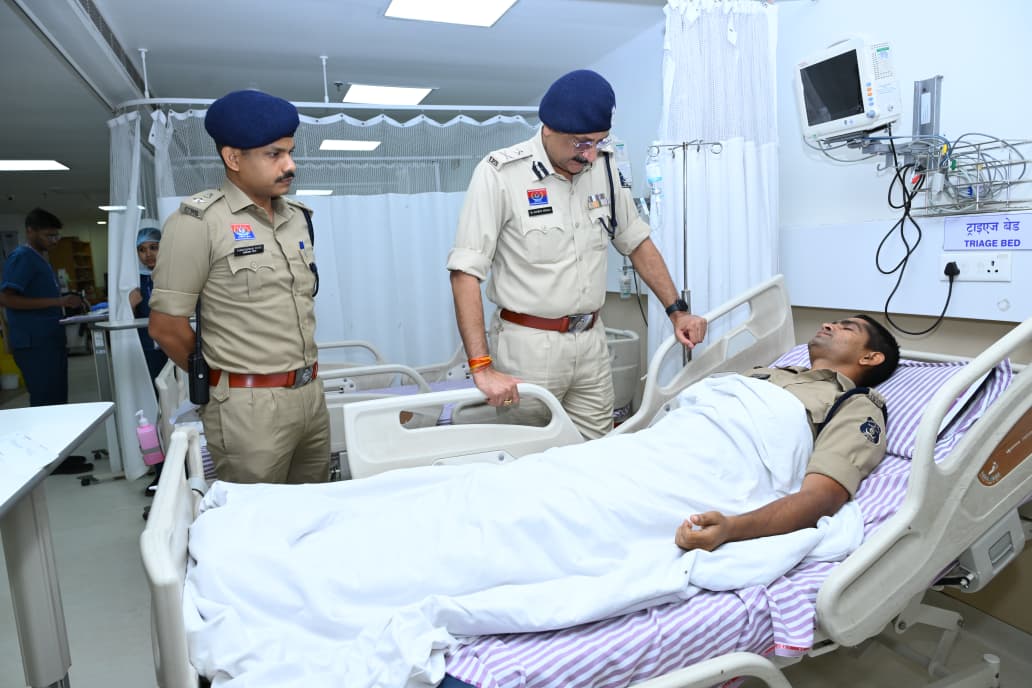 पुलिस कमिश्नर श्री संजीव शुक्ला ने अस्पताल पहुंचकर घायल पुलिस जवानों का जाना हाल
