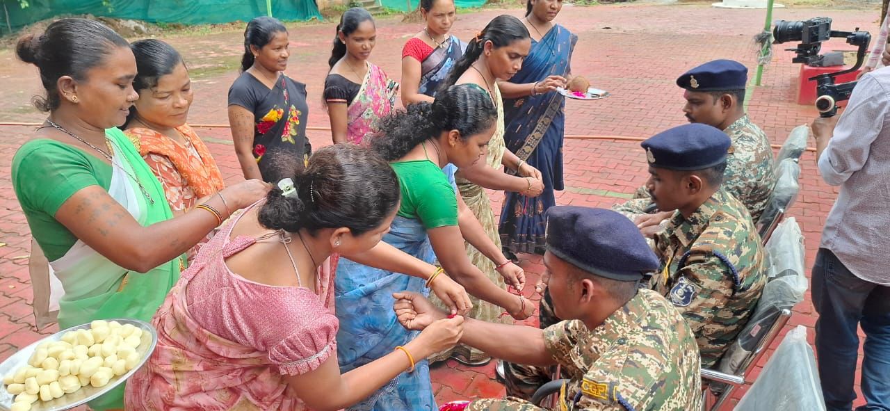 25 साल नक्सली संगठन में रहीं मीना ने जवानों की कलाई पर बांधी राखी