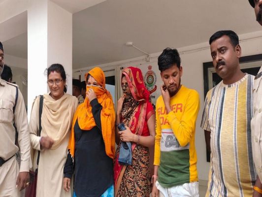 बड़े ज्वेलर्स वालों के यहां ठगी करने वाले चार लोगों को पुलिस ने पकड़ा