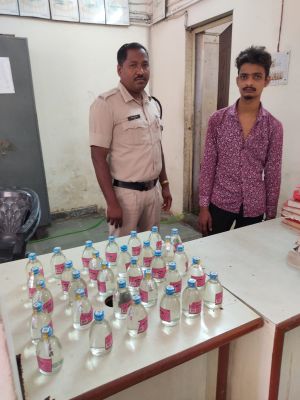 शराब की तस्करी करते एक गिरफ्तार