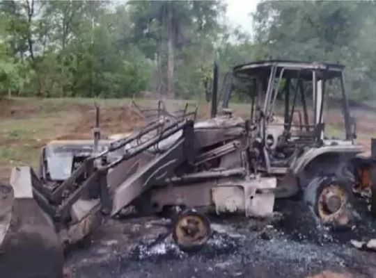 निर्माण कार्य में लगे वाहनों को नक्सलियों ने फूंका&hellip;