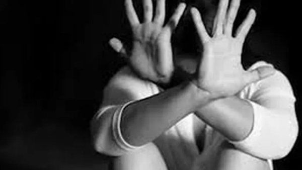 अवैध संबंध के शक में हैवानियत, पति ने पत्नी के कंधे पर बैठ पूरे गांव के सामने....