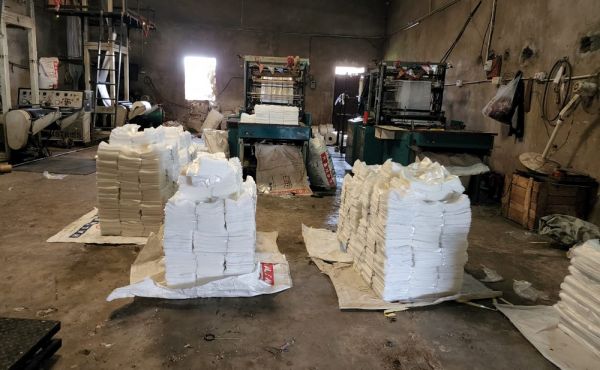 छापामार कार्रवाई में 12 क्विंटल से अधिक पॉलिथीन बैग जप्त