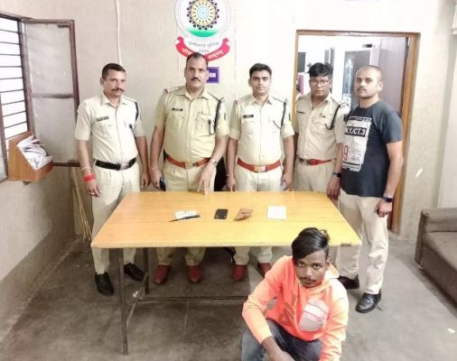 चाकू दिखाकर लूटपाट करने वाले अपचारी सहित 2 गिरफ्तार