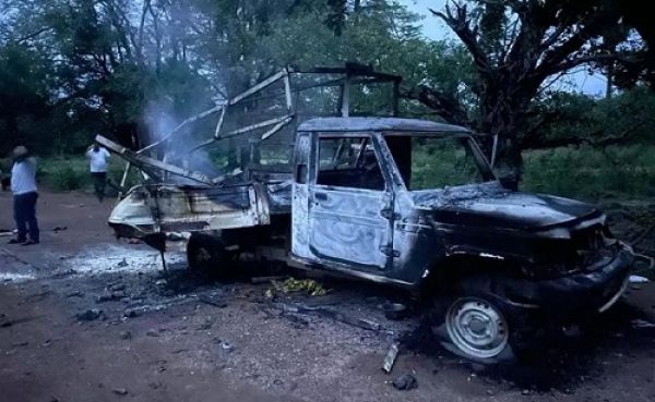 नक्सलियों ने मचाया उत्पात : गाड़ियों को किया आग के हवाले, मजदूरों को पीटा