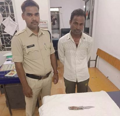 बटनदार चाकू के साथ आरोपी गिरफ्तार