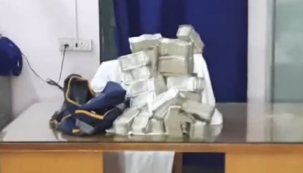 कांग्रेसी विधायकों की गाड़ी से मिला 48 लाख कैश, गिरफ्तार...