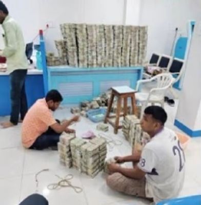 छापे के दौरान कारोबारी के यहां मिला नोटों का अंबार, गिनने में लगे 13 घंटे...