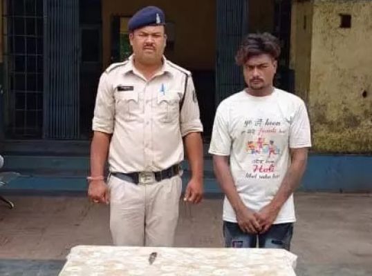 धारदार हथियार के साथ आरोपी गिरफ्तार...