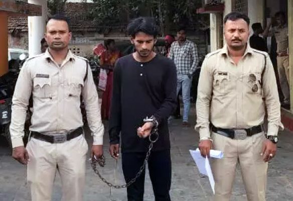 गाड़ी का हैंडल टकराया तो किया चाक़ू से वार, गिरफ्तार...