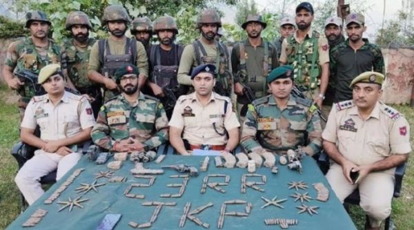 पुलिस और स्पेशल ऑपरेशन ग्रुप ने धवस्त किया आतंकी ठिकाना, हथियरों का जखीरा बरामद...