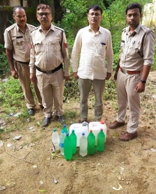 अवैध शराब के विरुद्ध लगातार कार्रवाई जारी, 43 लीटर का महुआ शराब जब्त