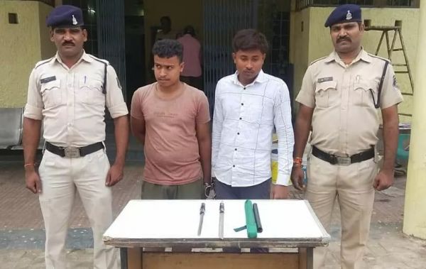 धारदार चाकू के साथ दो बदमाश गिरफ्तार...