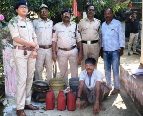 अवैध शराब के विरुद्ध कार्यवाही, बीस लीटर हाथ भट्टी महुआ शराब जप्त