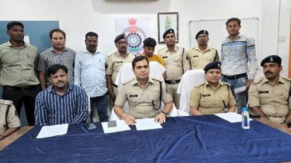 चरित्र संदेह में पत्नी को पहाड़ी से दिया धक्का, गिरफ्तार