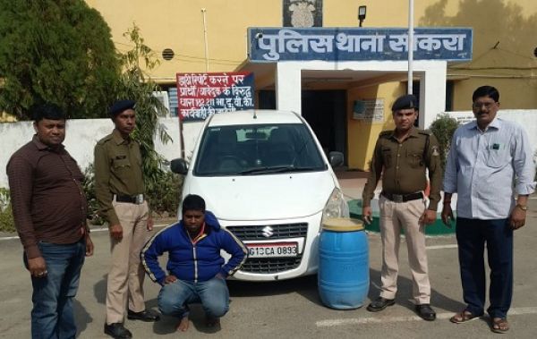 कार से कर रहा था शराब की तस्करी, आरोपी को पुलिस ने पकड़ा