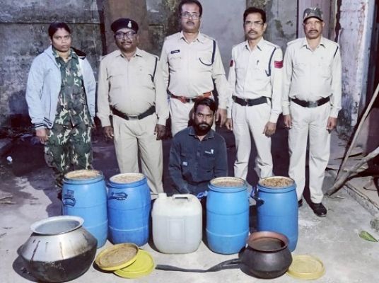 आबकारी अमले ने 30 लीटर महुआ शराब जप्त की