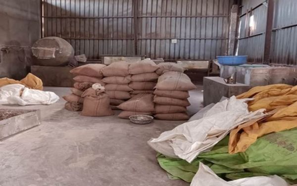 बंद फैक्ट्री में पुलिस ने मारा छापा, मिला लाखों का गुटखा...