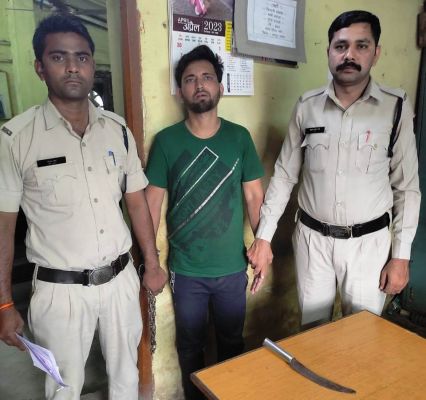 धारदार चाकू के साथ विलसन ब्राउन गिरफ्तार