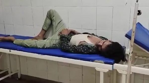 पत्नी के जहर खाने पर छत से कूदा पति