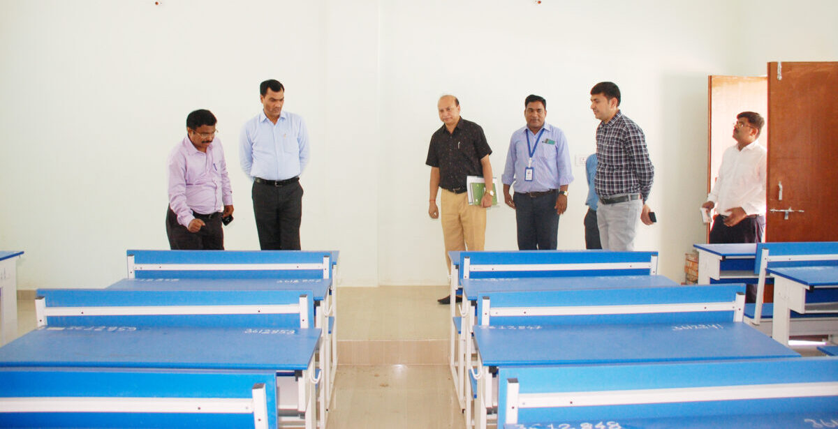 संभाग आयुक्त ने की स्वामी आत्मानंद स्कूल के नवनिर्मित भवन की तारीफ