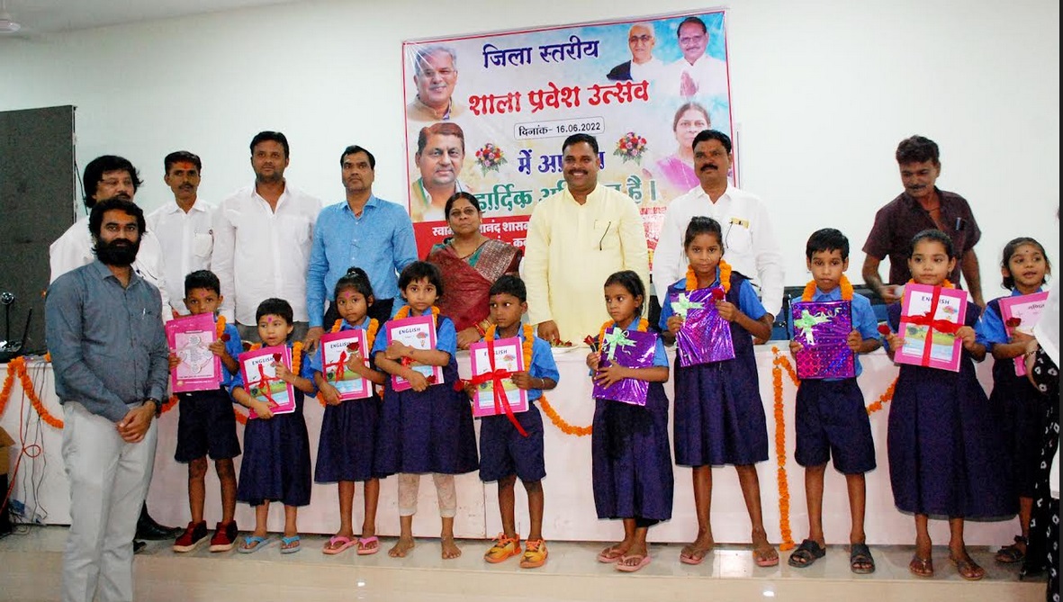 बच्चों को गुलाब फूल, तिलक लगाकर और मिठाई खिलाकर शाला में प्रवेश कराया गया