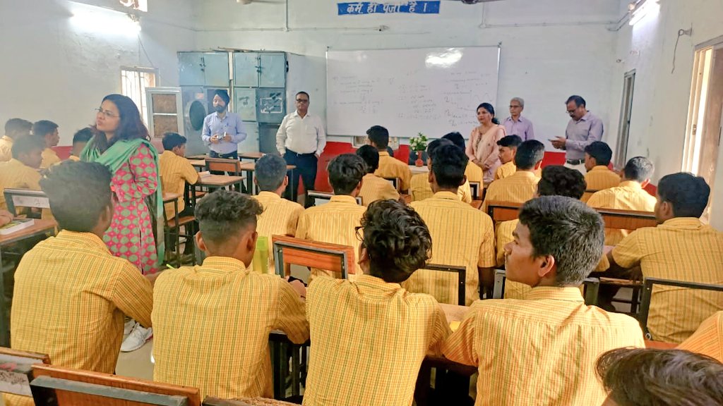 स्कूलों में कक्षाओं के साथ प्रयोगशालाएं भी प्रांरभ करने के निर्देश जारी