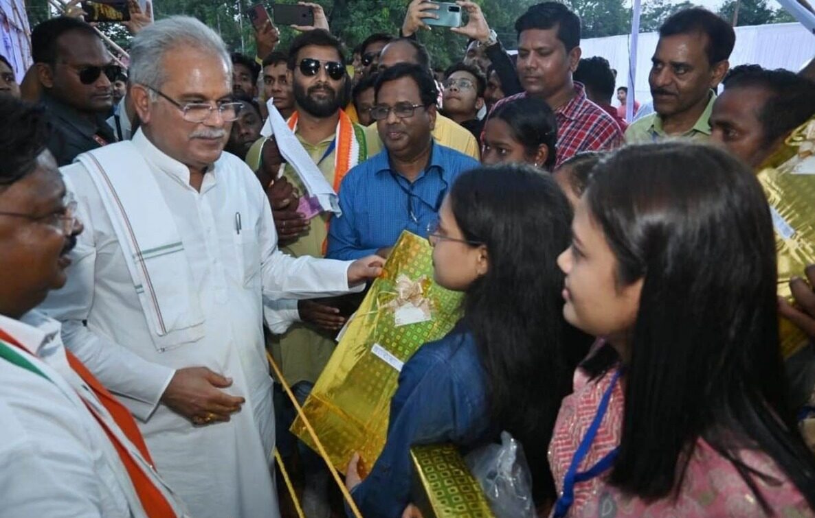 मुख्यमंत्री ने जेईई मेंस, नीट और स्टेट टॉपर स्टूडेंट्स को दिए लैपटॉप और टेबलेट