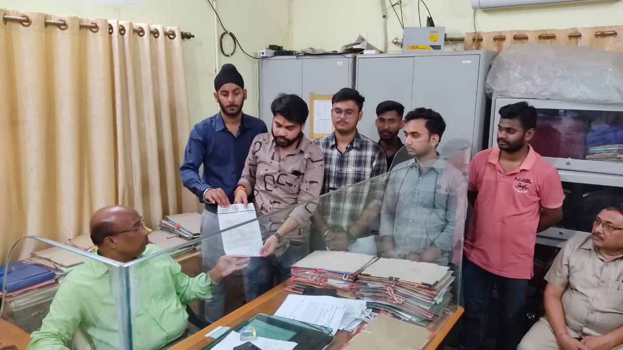 फीस वापसी सहित जल्द परिणाम घोषित करने की मांग को लेकर कुलसचिव को सौंपा ज्ञापन