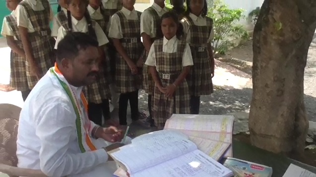 स्कूल के औचक निरिक्षण पर पहुंचे विधायक राय, अव्यवस्था देखकर भड़के&hellip;