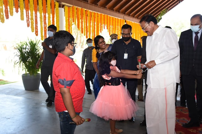 उपराष्ट्रपति ने विद्यालयों में शिक्षा के माध्यम के रूप में मातृभाषा का समर्थन किया