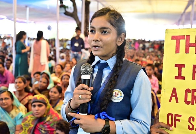 मुख्यमंत्री के छत्तीसगढ़ी में सवाल और छात्रा के अंग्रेजी में जवाब