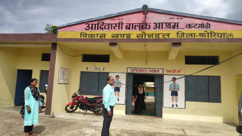 सहायक आयुक्त ने किया जिले में संचालित छात्रावास-आश्रमों का निरीक्षण