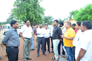 स्वामी आत्मानंद उत्कृष्ट इंग्लिश मीडियम स्कूल साल्हेवारा पहुंचे कलेक्टर