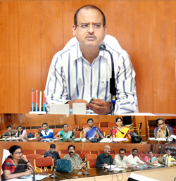 स्वामी आत्मानन्द स्कूलों में बढ़ेगी सुविधाएं, प्राचार्यों की मांग पर कलेक्टर ने जताई सहमति