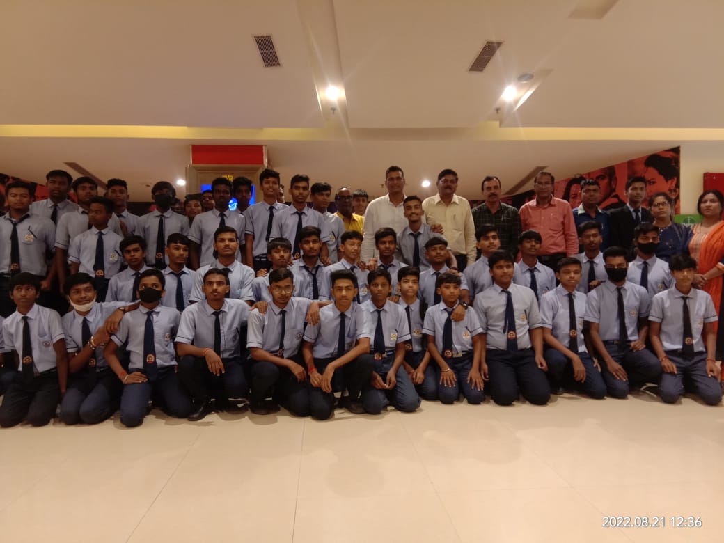 शासकीय-निजी विद्यालयों के विद्यार्थियों ने देखी फिल्म गांधी