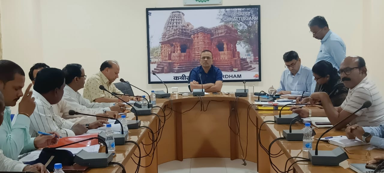 कलेक्टर ने ली स्वामी आत्मानंद स्कूल में चल रही शैक्षणिक गतिविधियों की जानकारी