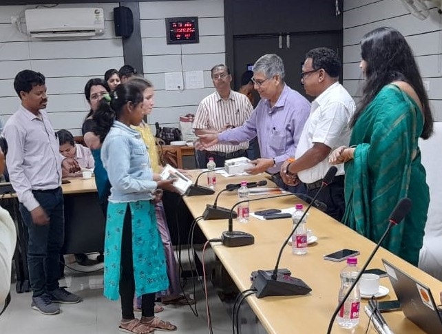 समावेशी शिक्षा: दृष्टिबाधित स्कूली बच्चों को स्मार्टफोन के जरिए मिलेगी अध्ययन सामग्री