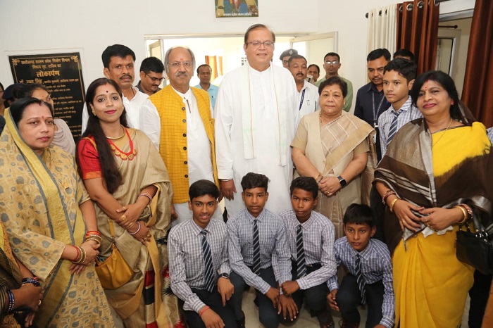 व्यवसायिक शिक्षा के छात्रों ने की राज्यपाल से भेंट