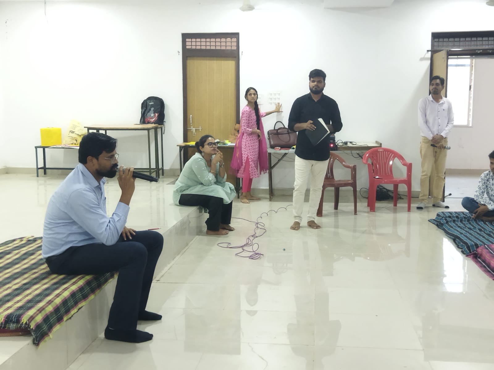 कलेक्टर ने चयनित डेमो विद्यालयों की स्थिति पर शिक्षकों से की चर्चा