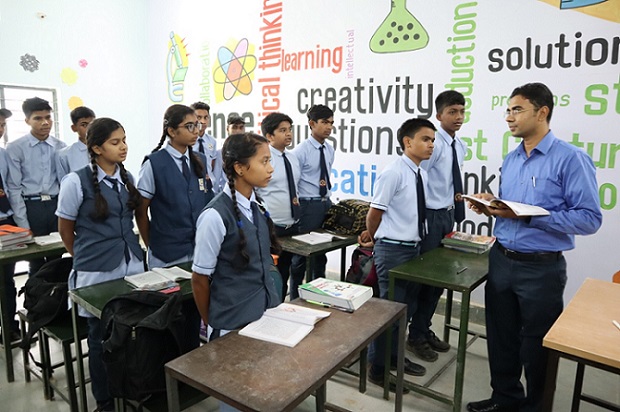 शिक्षक बने कलेक्टर : 11वीं के बच्चों से नमक का दरोगा, तो 7वीं कक्षा में दशमलव पर ली क्लास